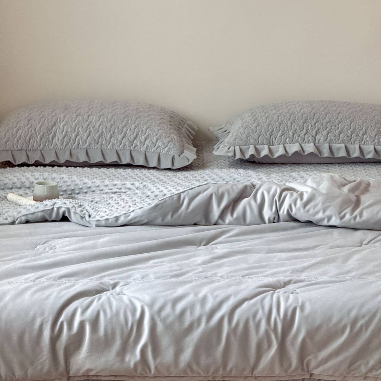 91家纺网 家纺一手货源 找家纺 汇庭 2025秋冬新款铃兰之音绒床盖三件套 铃兰之音雾霾蓝（向阳花蓝