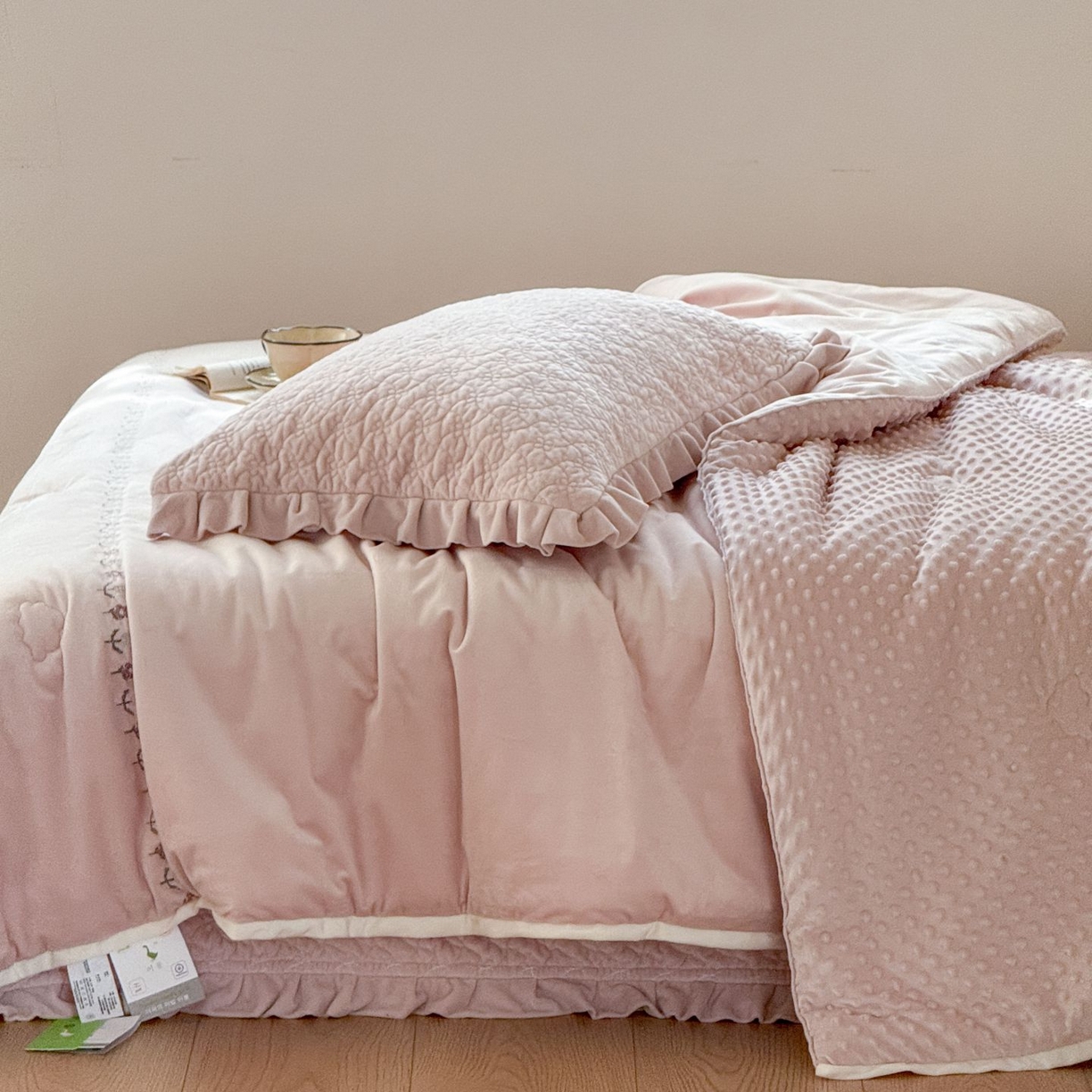 91家纺网 家纺一手货源 找家纺 汇庭 2025秋冬新款铃兰之音绒床盖三件套 铃兰之音粉（向阳花粉