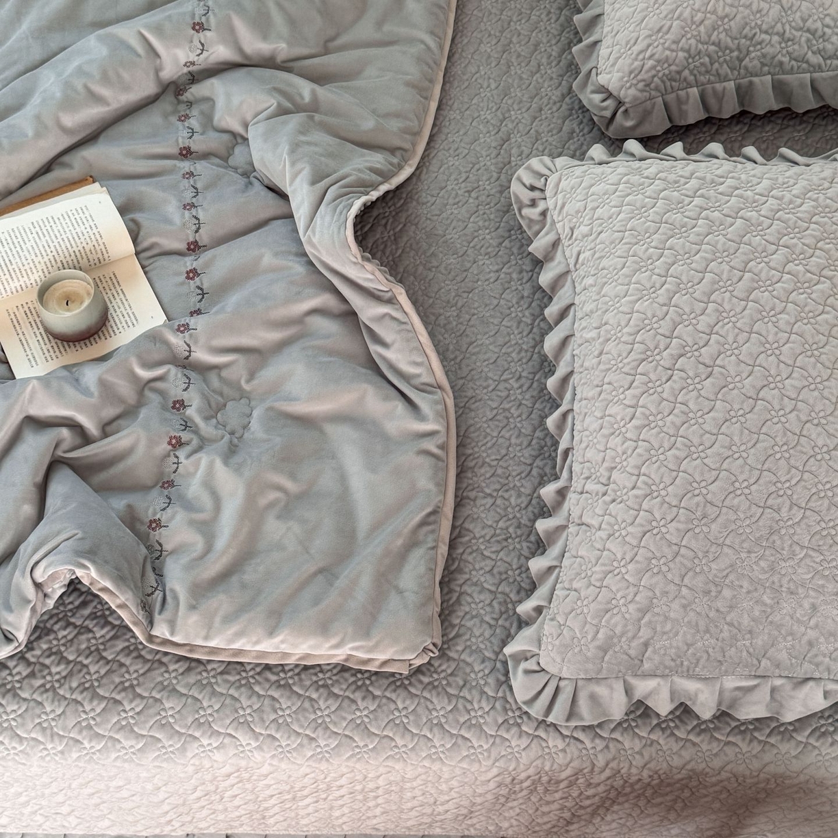 91家纺网 家纺一手货源 找家纺 汇庭 2025秋冬新款铃兰之音绒床盖三件套 铃兰之音雾霾蓝（向阳花蓝