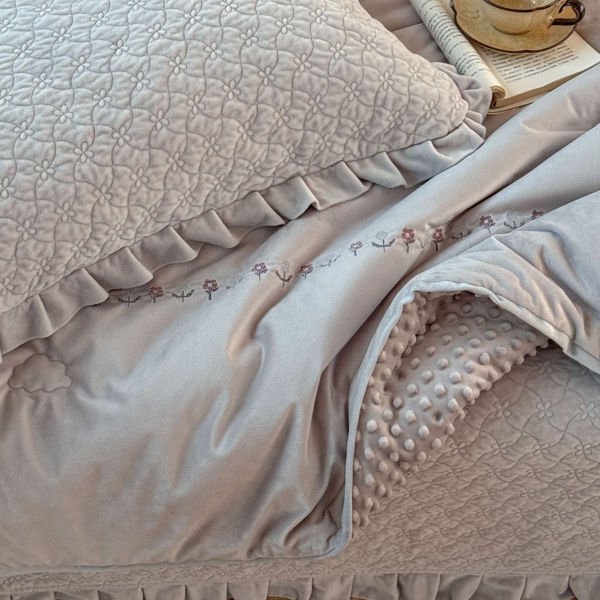 91家纺网 家纺一手货源 找家纺 汇庭 2025秋冬新款铃兰之音绒床盖三件套 铃兰之音浅灰（向阳花灰