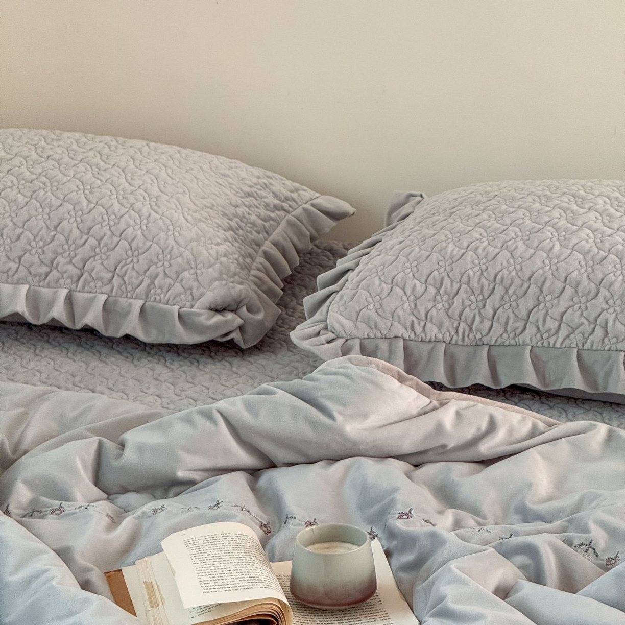 91家纺网 家纺一手货源 找家纺 汇庭 2025秋冬新款铃兰之音绒床盖三件套 铃兰之音雾霾蓝（向阳花蓝