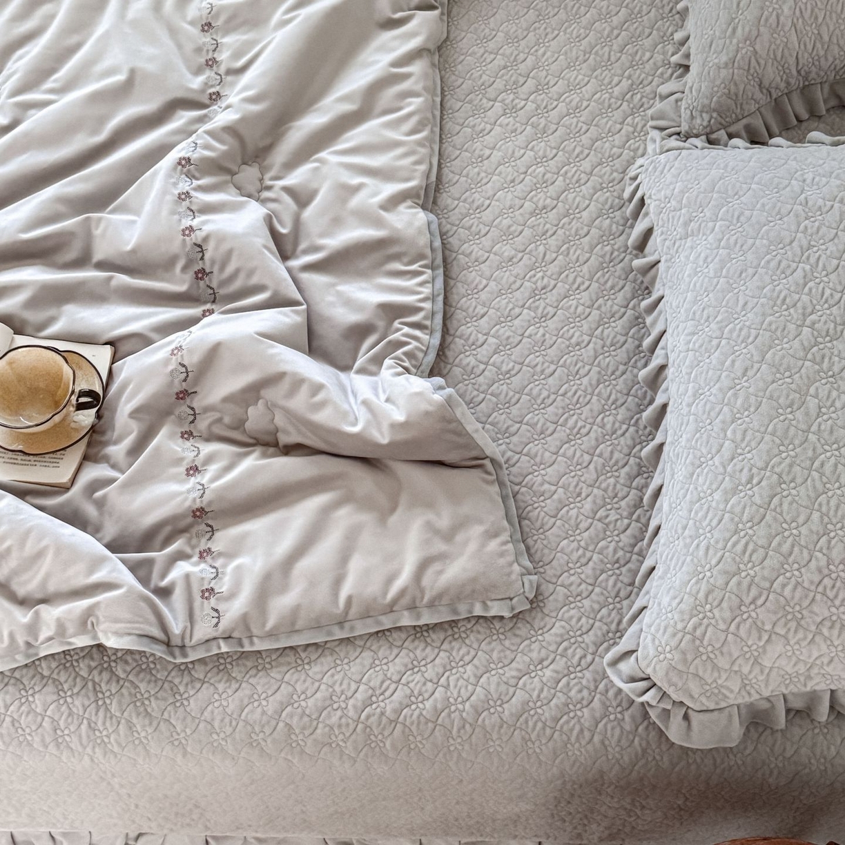 91家纺网 家纺一手货源 找家纺 汇庭 2025秋冬新款铃兰之音绒床盖三件套 铃兰之音浅灰（向阳花灰