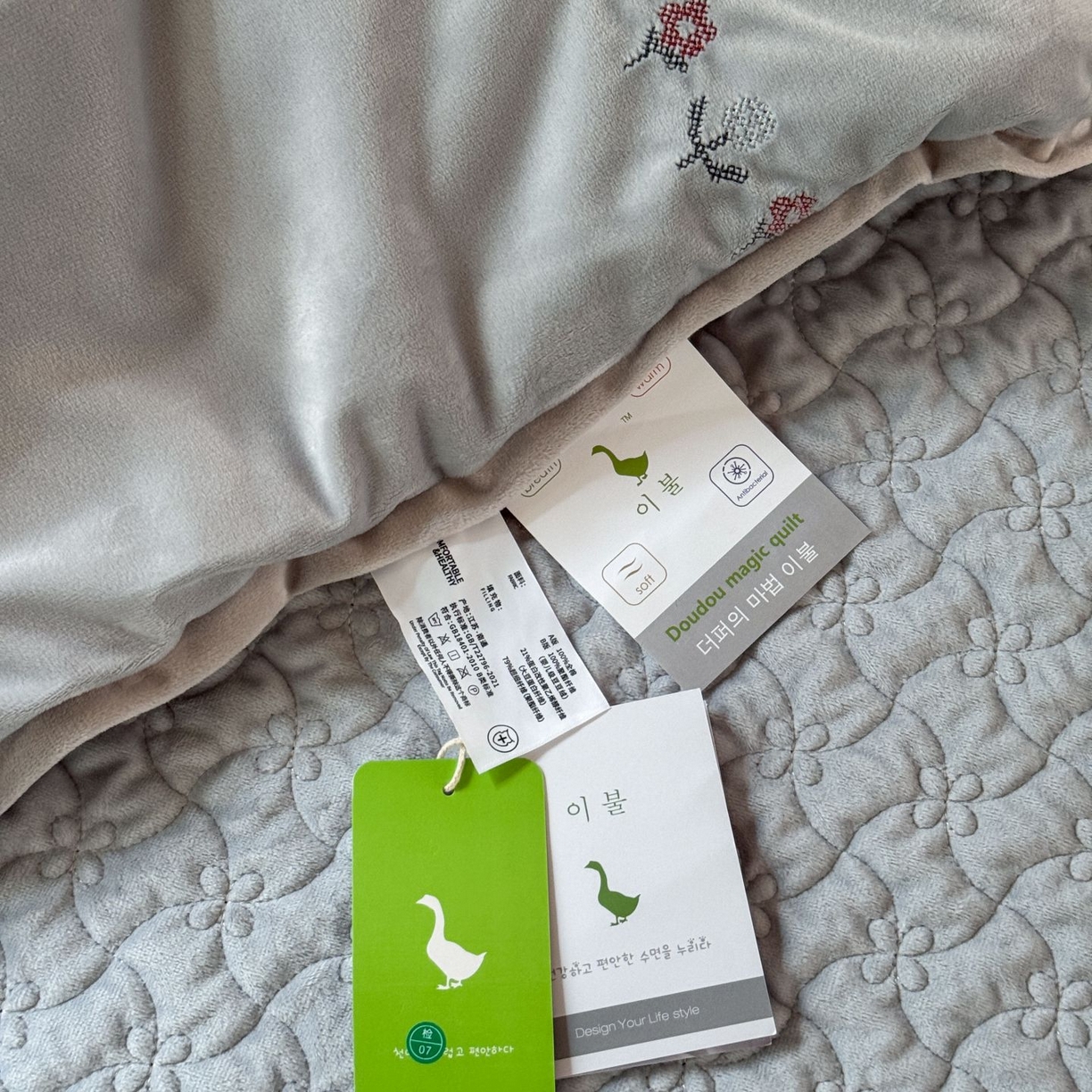 91家纺网 家纺一手货源 找家纺 汇庭 2025秋冬新款铃兰之音绒床盖三件套 铃兰之音雾霾蓝（向阳花蓝