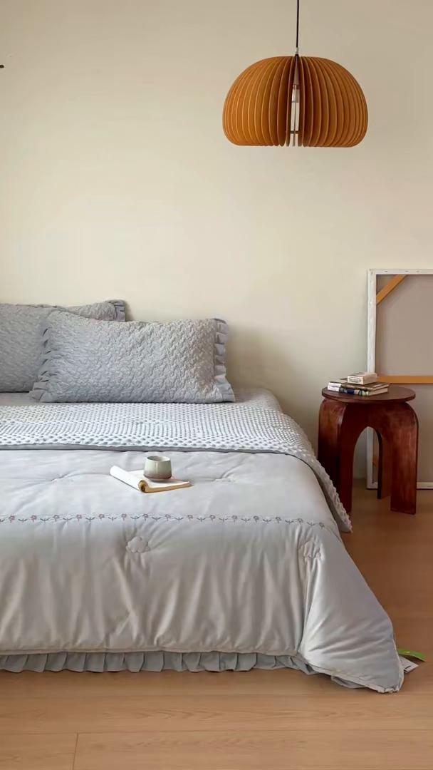 91家纺网 家纺一手货源 找家纺 汇庭 2025秋冬新款铃兰之音绒床盖三件套 铃兰之音雾霾蓝（向阳花蓝