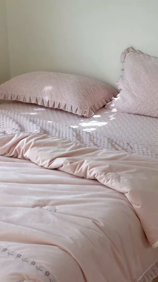 91家纺网 家纺一手货源 找家纺 汇庭 2025秋冬新款铃兰之音绒床盖三件套 铃兰之音粉（向阳花粉