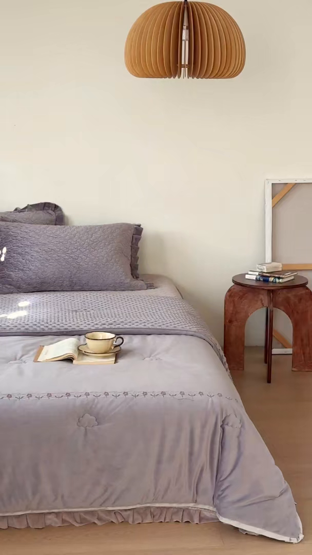 91家纺网 家纺一手货源 找家纺 汇庭 2025秋冬新款铃兰之音绒床盖三件套 铃兰之音鹊紫（向阳花紫