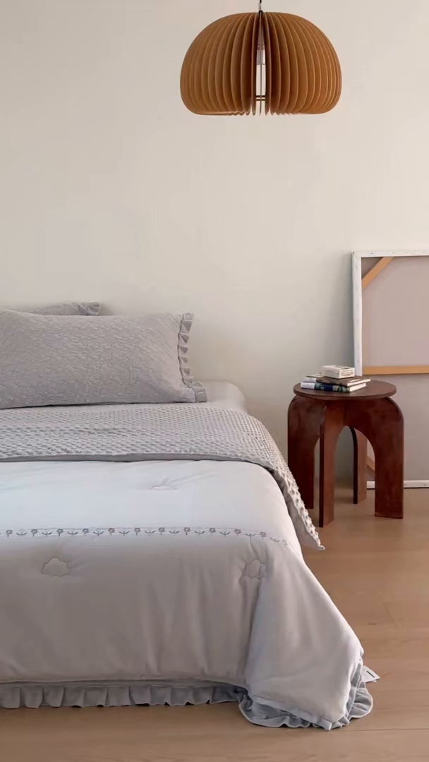 91家纺网 家纺一手货源 找家纺 汇庭 2025秋冬新款铃兰之音绒床盖三件套 铃兰之音浅灰（向阳花灰