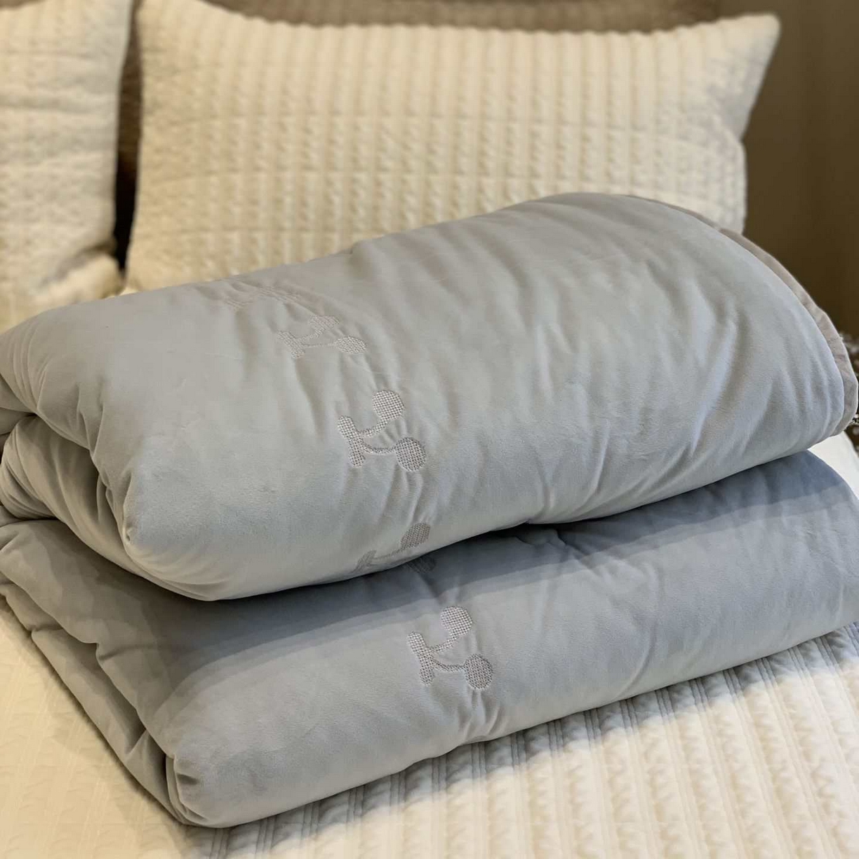 91家纺网 家纺一手货源 找家纺 汇庭 2025秋冬新款樱桃绒双人豆豆被系列 蓝色