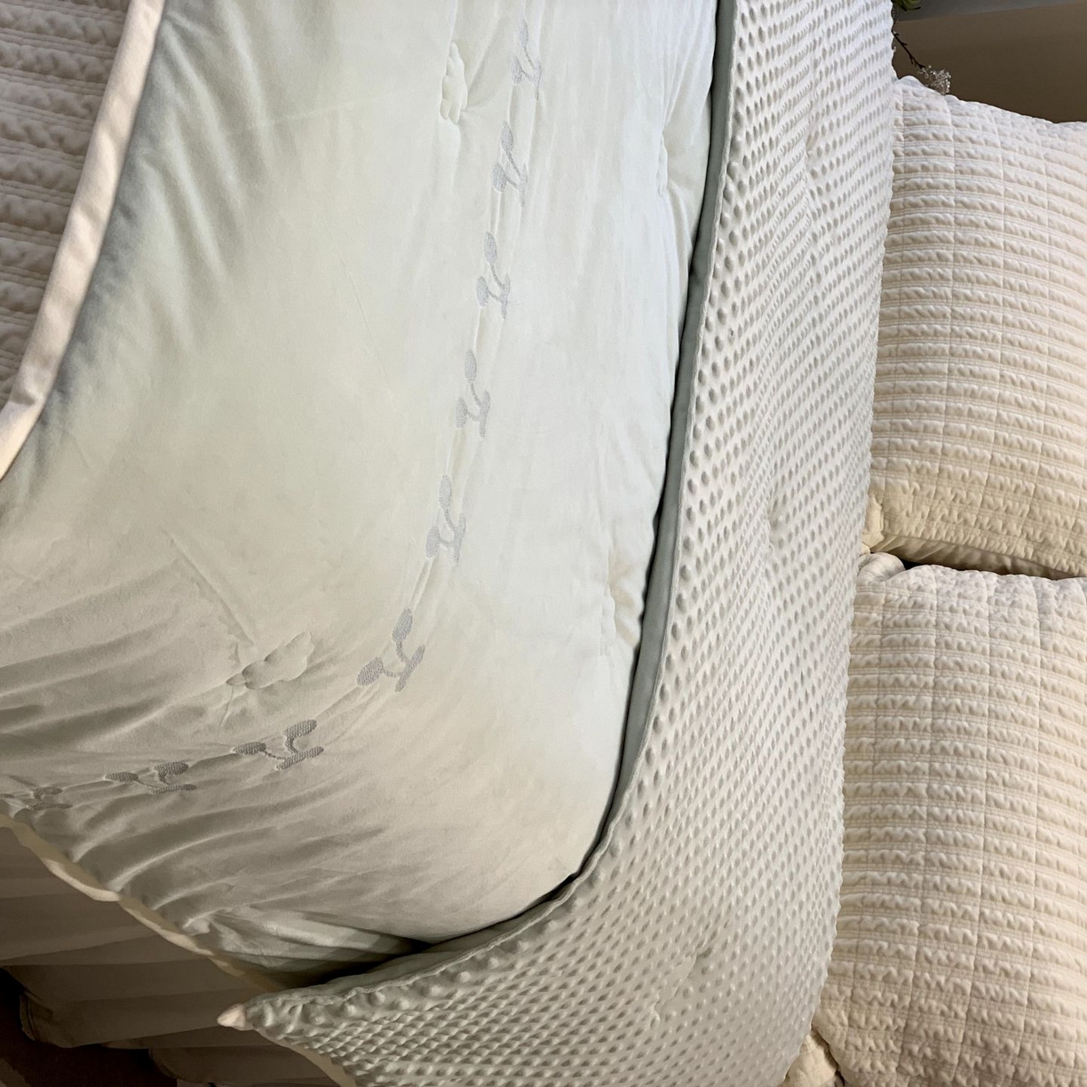 91家纺网 家纺一手货源 找家纺 汇庭 2025秋冬新款樱桃绒双人豆豆被系列 绿色