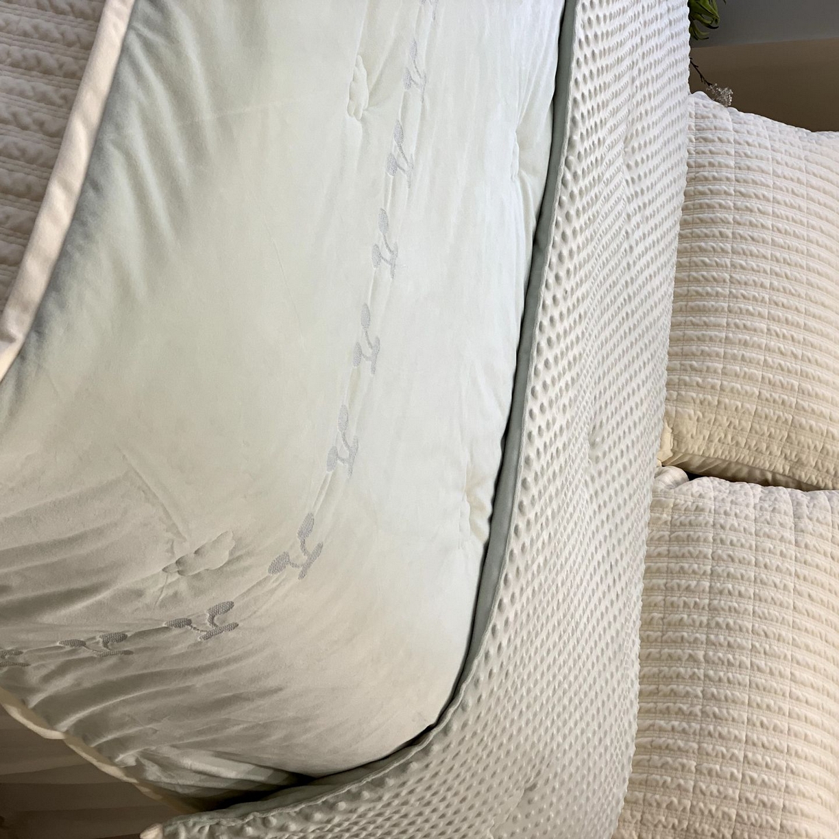 91家纺网 家纺一手货源 找家纺 汇庭 2025秋冬新款樱桃绒双人豆豆被系列 绿色