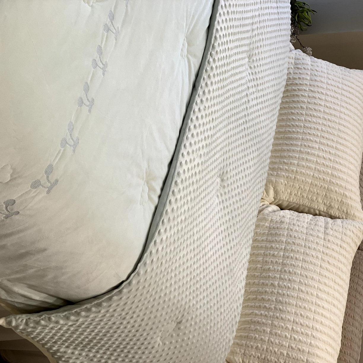 91家纺网 家纺一手货源 找家纺 汇庭 2025秋冬新款樱桃绒双人豆豆被系列 绿色