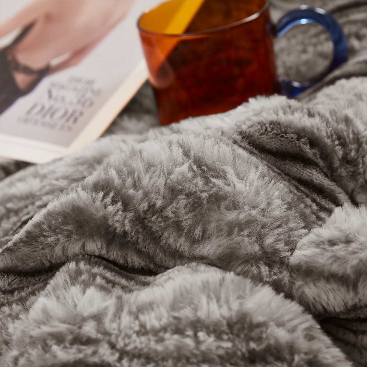 91家纺网 家纺一手货源 找家纺 乐居家纺 2025新款加厚兔毛绒纯色四件套套件系列 波纹-云雾浅灰