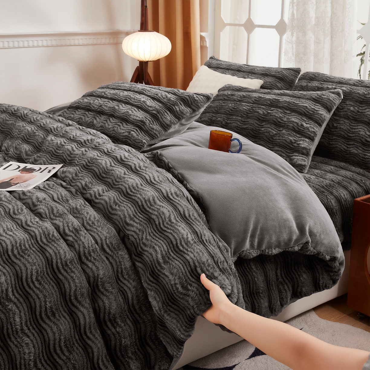 91家纺网 家纺一手货源 找家纺 乐居家纺 2025新款加厚兔毛绒纯色四件套套件系列 波纹-云雾深灰