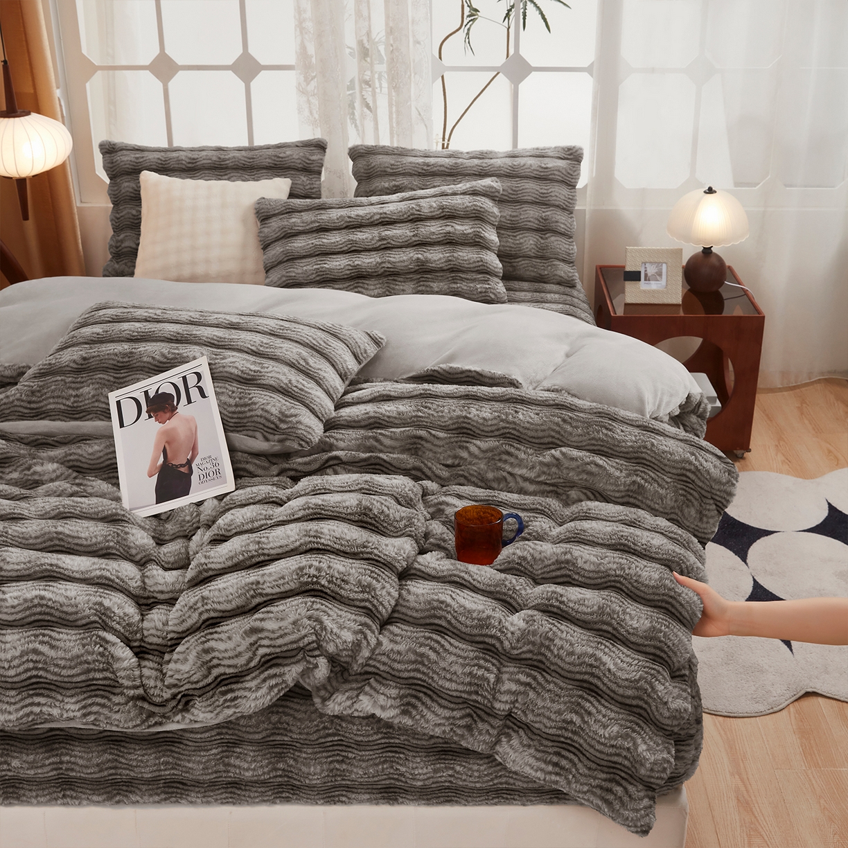 91家纺网 家纺一手货源 找家纺 乐居家纺 2025新款加厚兔毛绒纯色四件套套件系列 波纹-云雾浅灰