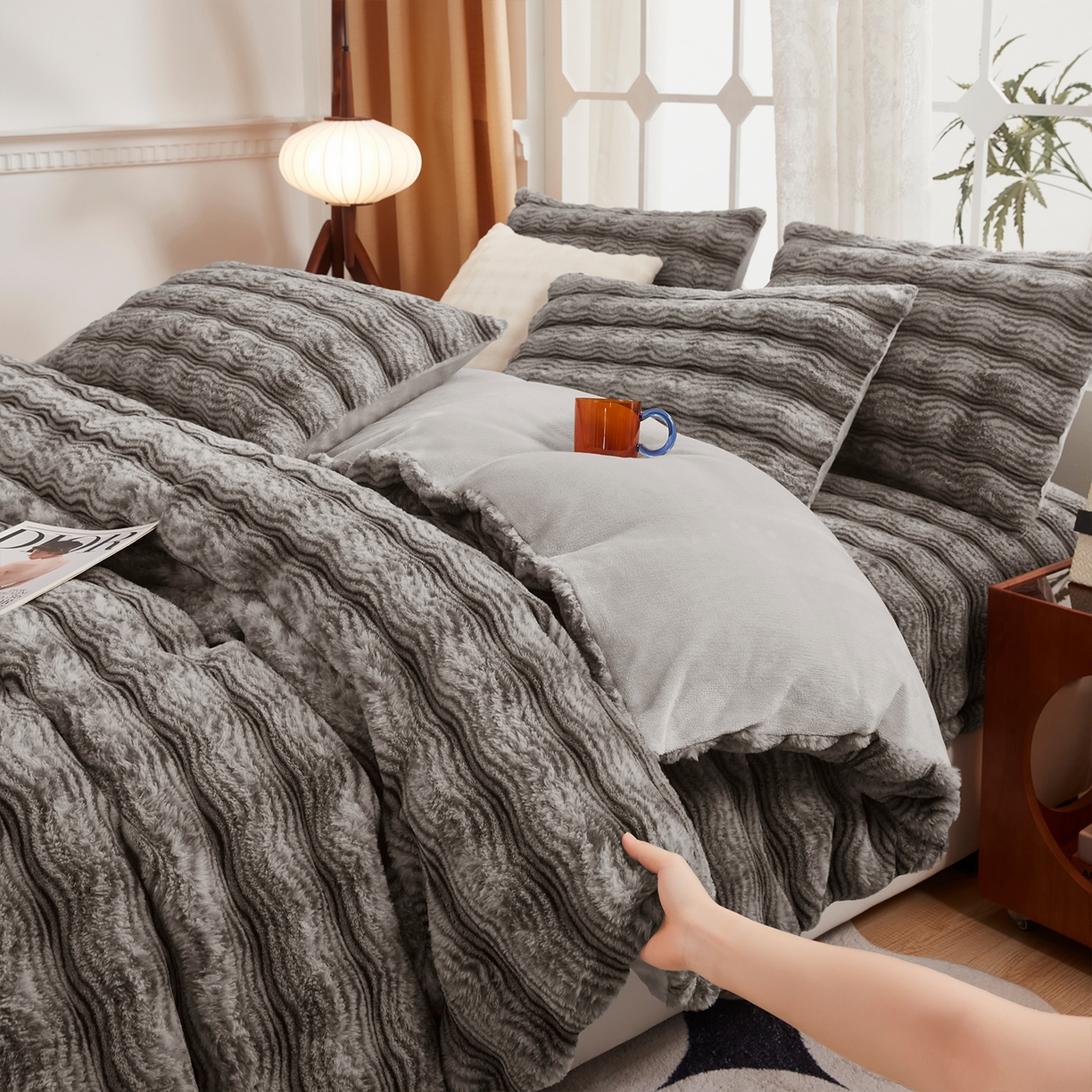 91家纺网 家纺一手货源 找家纺 乐居家纺 2025新款加厚兔毛绒纯色四件套套件系列 波纹-云雾浅灰