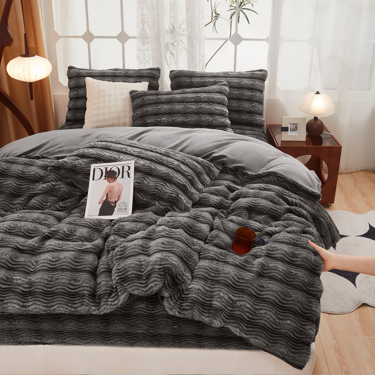 91家纺网 家纺一手货源 找家纺 乐居家纺 2025新款加厚兔毛绒纯色四件套套件系列 波纹-云雾深灰