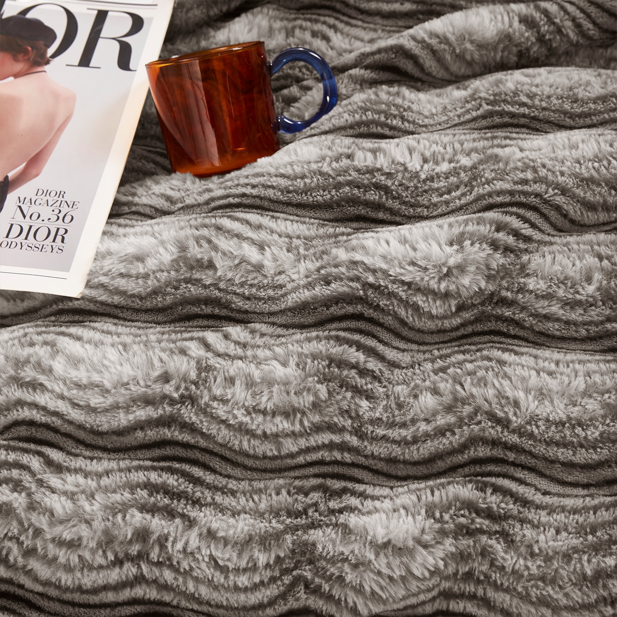 91家纺网 家纺一手货源 找家纺 乐居家纺 2025新款加厚兔毛绒纯色四件套套件系列 波纹-云雾浅灰