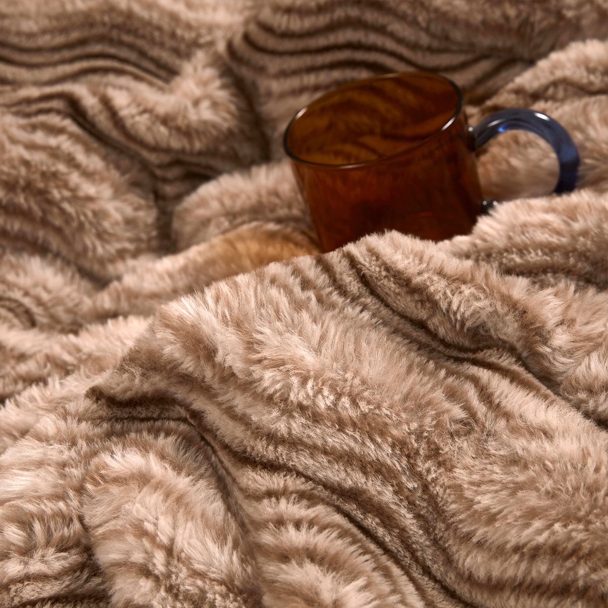 91家纺网 家纺一手货源 找家纺 乐居家纺 2025新款加厚兔毛绒纯色四件套套件系列 波纹-云雾咖