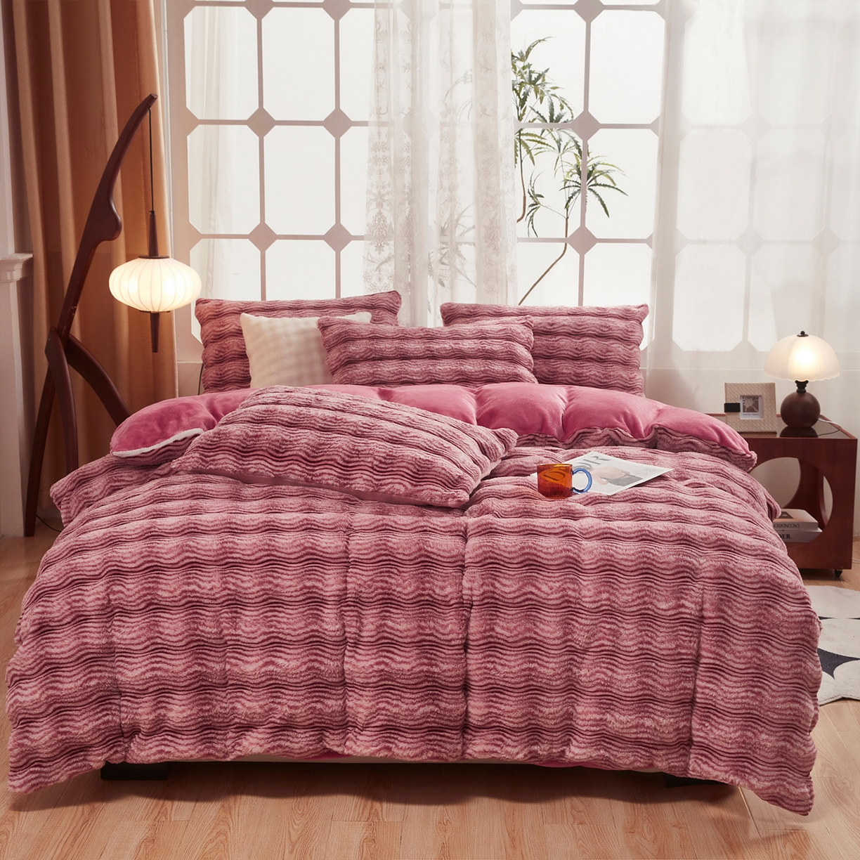 91家纺网 家纺一手货源 找家纺 乐居家纺 2025新款加厚兔毛绒纯色四件套套件系列 波纹云雾-嫣红