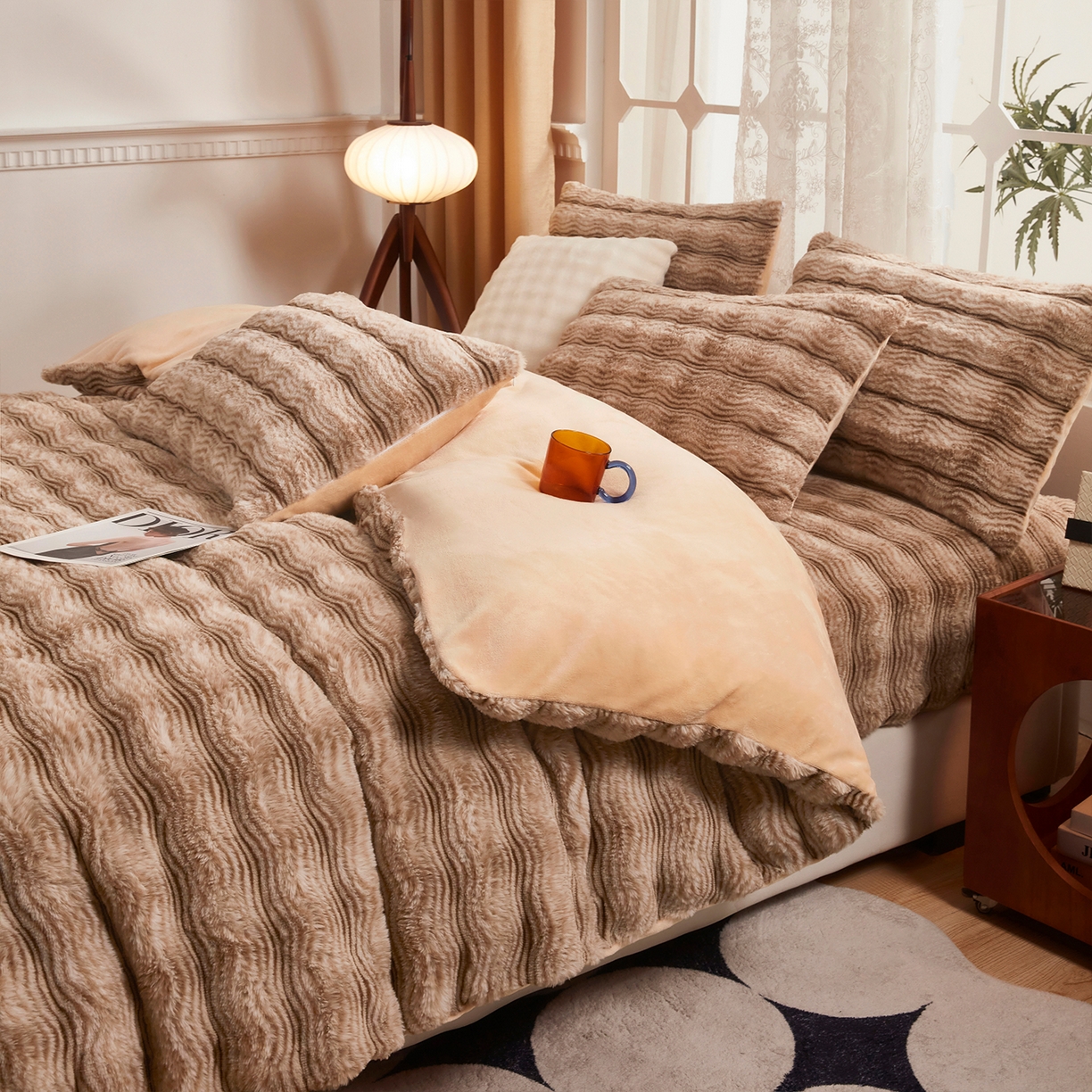91家纺网 家纺一手货源 找家纺 乐居家纺 2025新款加厚兔毛绒纯色四件套套件系列 波纹-云雾咖