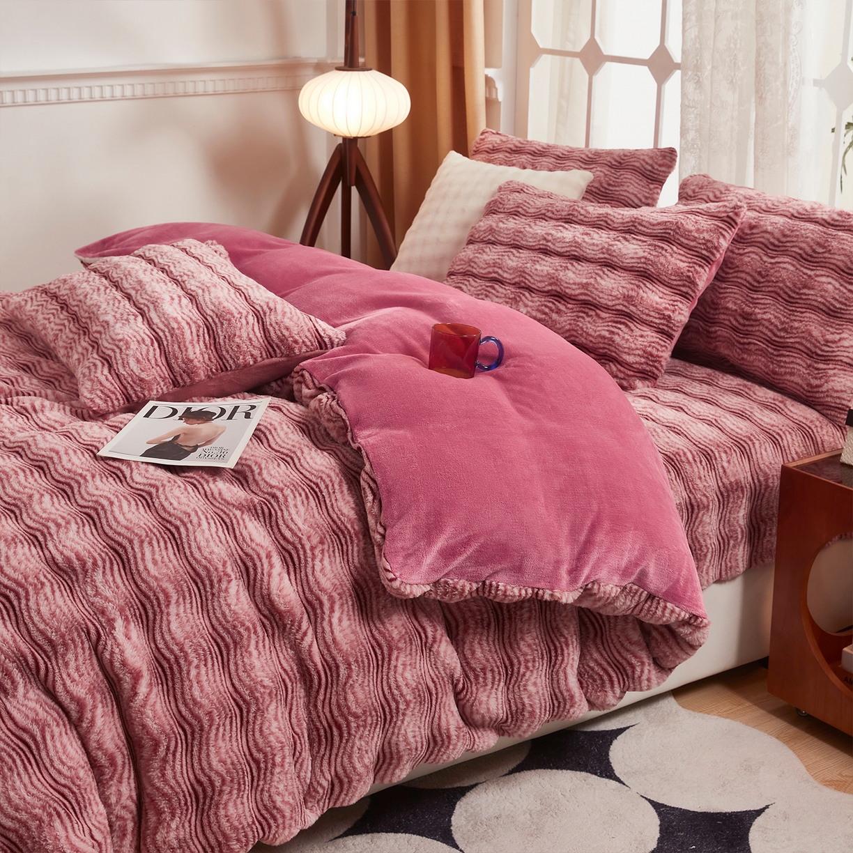 91家纺网 家纺一手货源 找家纺 乐居家纺 2025新款加厚兔毛绒纯色四件套套件系列 波纹云雾-嫣红