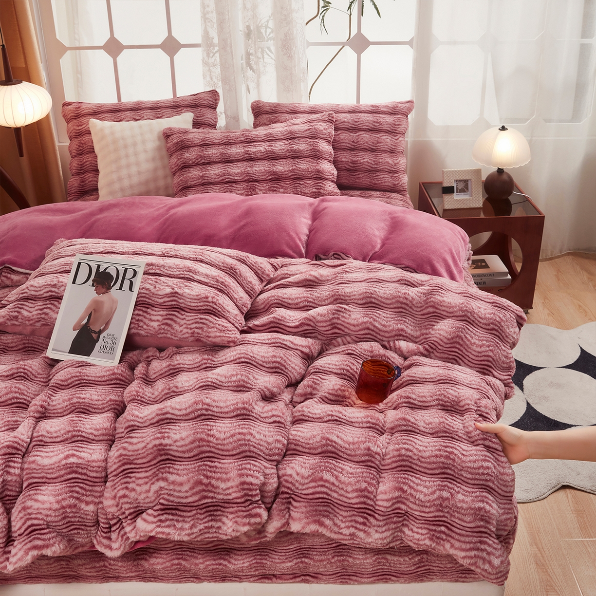 91家纺网 家纺一手货源 找家纺 乐居家纺 2025新款加厚兔毛绒纯色四件套套件系列 波纹云雾-嫣红