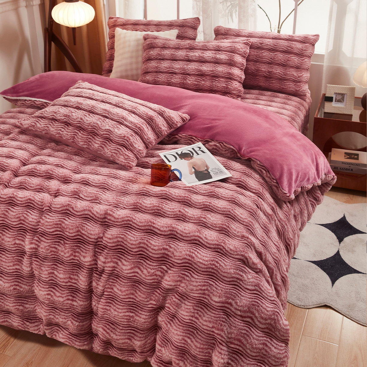 91家纺网 家纺一手货源 找家纺 乐居家纺 2025新款加厚兔毛绒纯色四件套套件系列 波纹云雾-嫣红