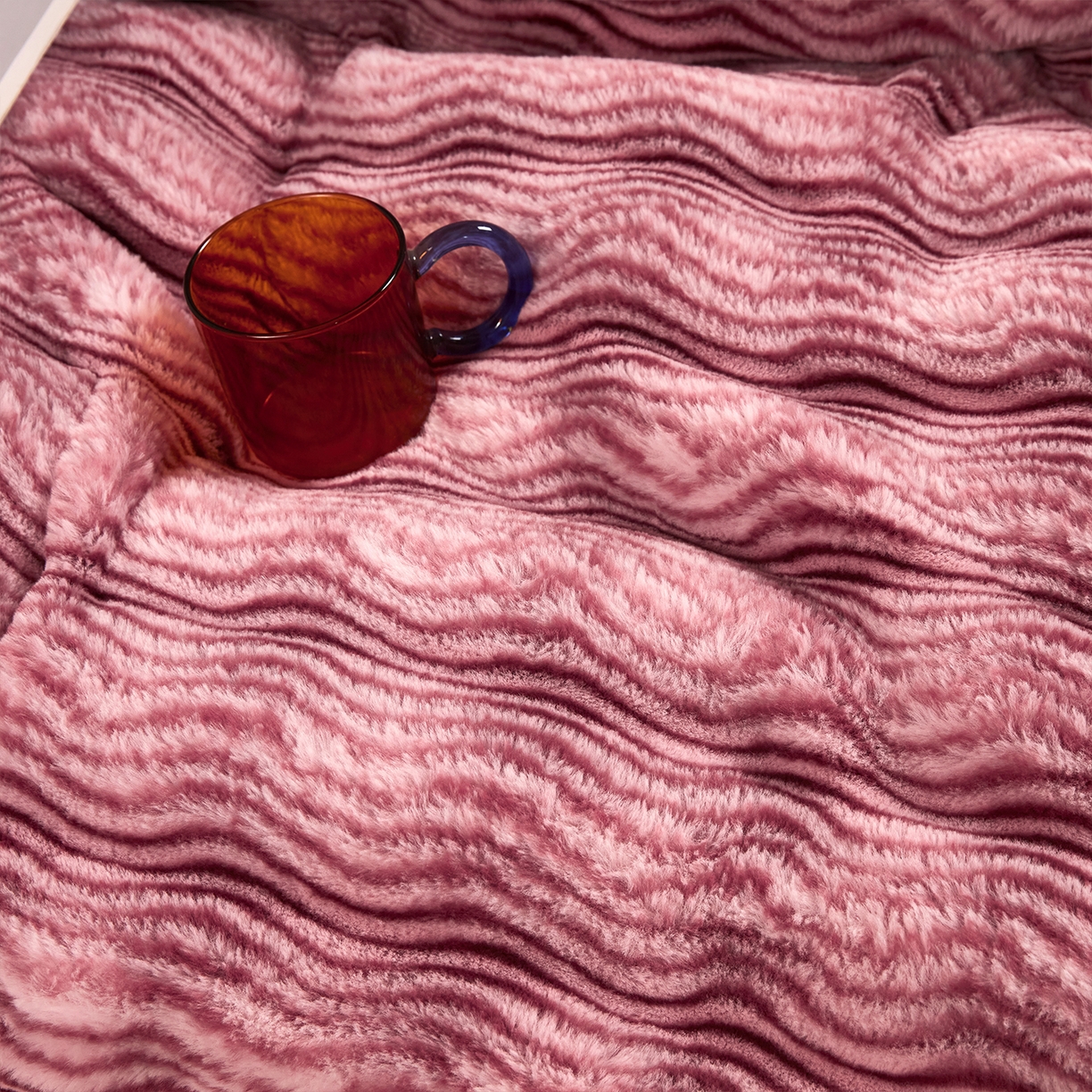 91家纺网 家纺一手货源 找家纺 乐居家纺 2025新款加厚兔毛绒纯色四件套套件系列 波纹云雾-嫣红