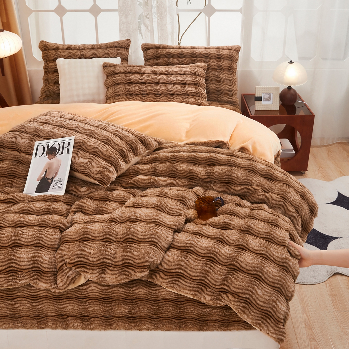 91家纺网 家纺一手货源 找家纺 乐居家纺 2025新款加厚兔毛绒纯色四件套套件系列 波纹-云雾棕