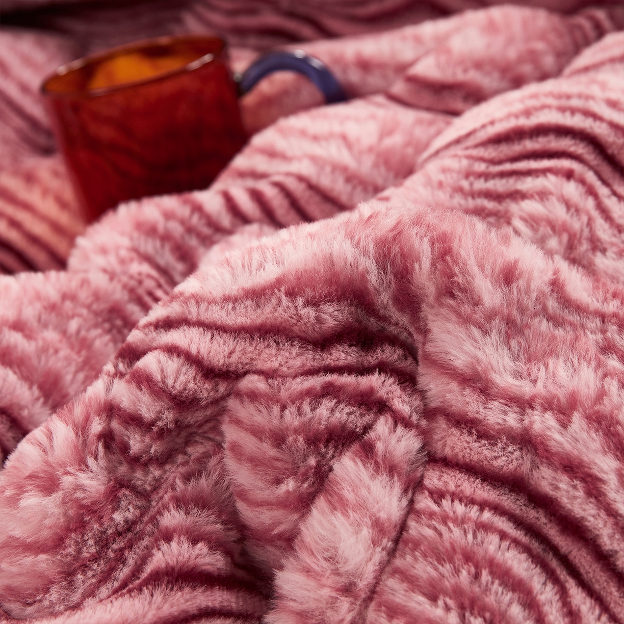 91家纺网 家纺一手货源 找家纺 乐居家纺 2025新款加厚兔毛绒纯色四件套套件系列 波纹云雾-嫣红