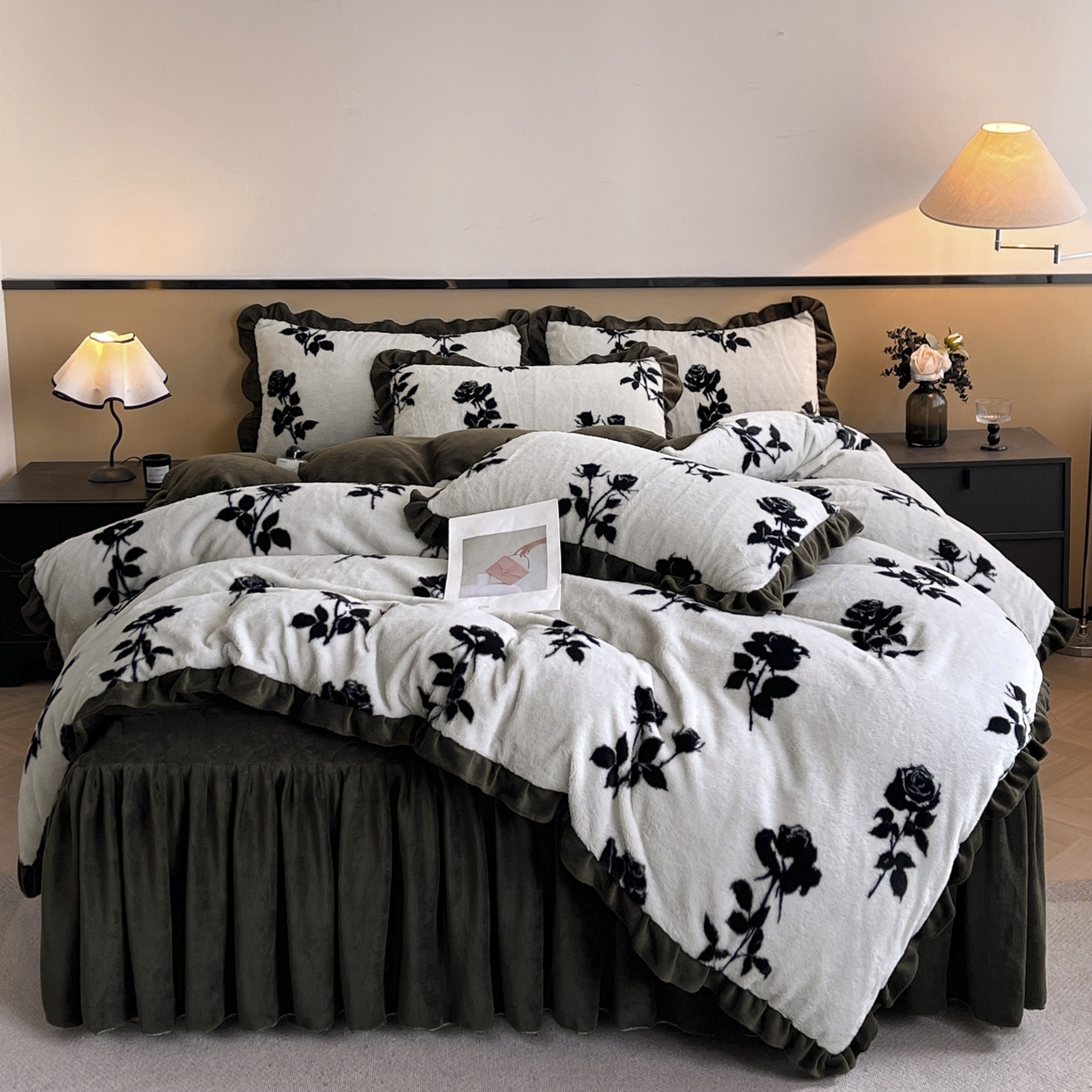 91家纺网 家纺一手货源 找家纺 恋尚 2025新款懒兔毛绒夹棉牛奶绒床笠式床裙四件套（控价238元起） 枝梦