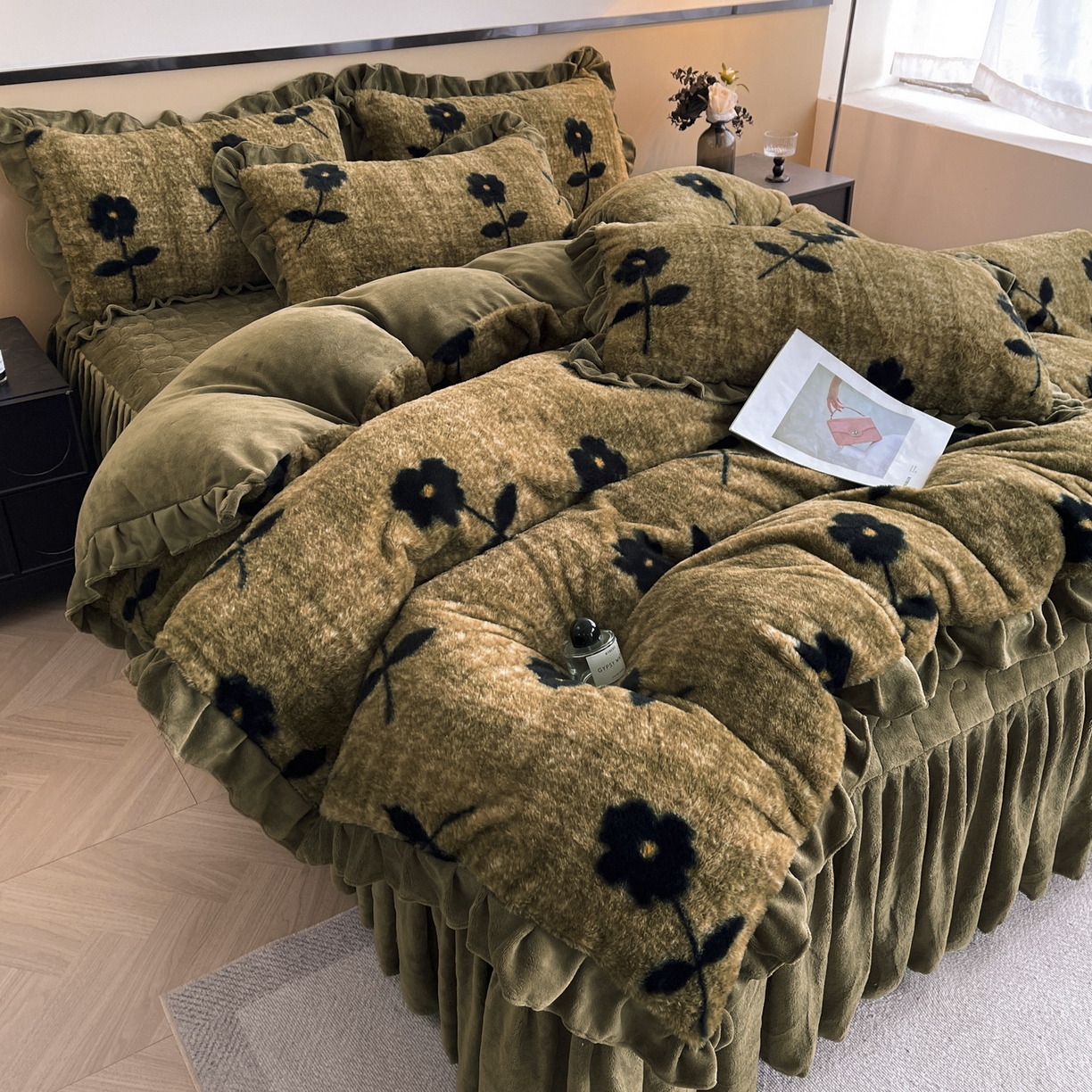 91家纺网 家纺一手货源 找家纺 恋尚 2025新款懒兔毛绒夹棉牛奶绒床笠式床裙四件套（控价238元起） 花慕