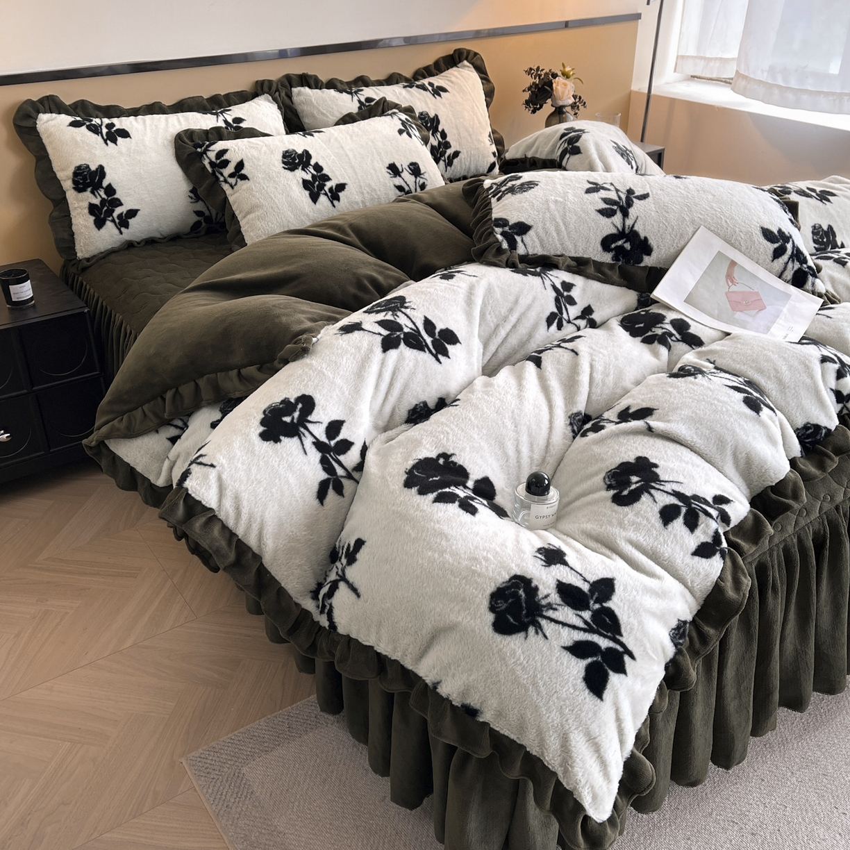 91家纺网 家纺一手货源 找家纺 恋尚 2025新款懒兔毛绒夹棉牛奶绒床笠式床裙四件套（控价238元起） 枝梦