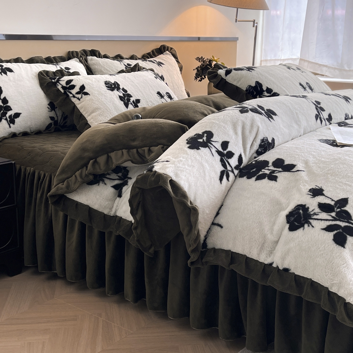 91家纺网 家纺一手货源 找家纺 恋尚 2025新款懒兔毛绒夹棉牛奶绒床笠式床裙四件套（控价238元起） 枝梦