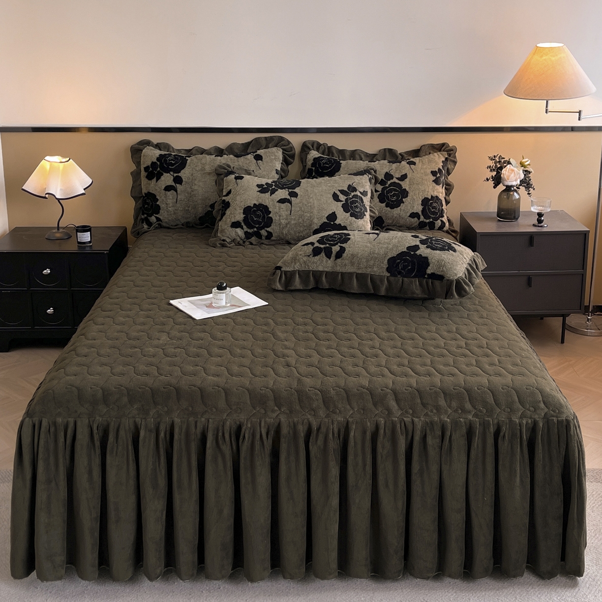 91家纺网 家纺一手货源 找家纺 恋尚 2025新款懒兔毛绒夹棉牛奶绒床笠式床裙四件套（控价238元起） 爱意玫瑰