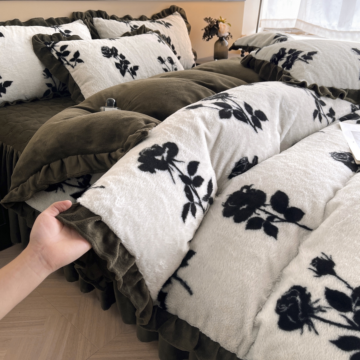 91家纺网 家纺一手货源 找家纺 恋尚 2025新款懒兔毛绒夹棉牛奶绒床笠式床裙四件套（控价238元起） 枝梦