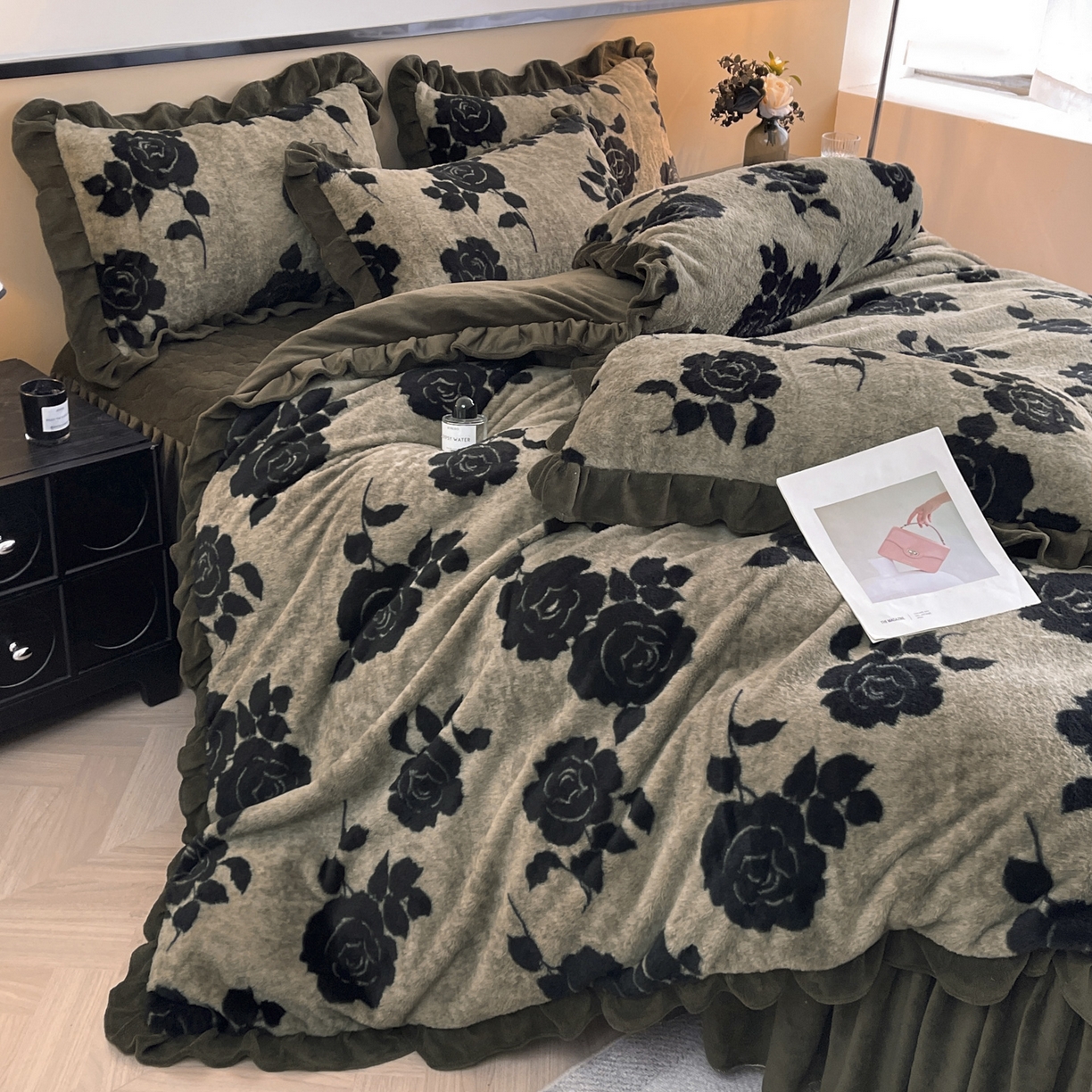 91家纺网 家纺一手货源 找家纺 恋尚 2025新款懒兔毛绒夹棉牛奶绒床笠式床裙四件套（控价238元起） 爱意玫瑰