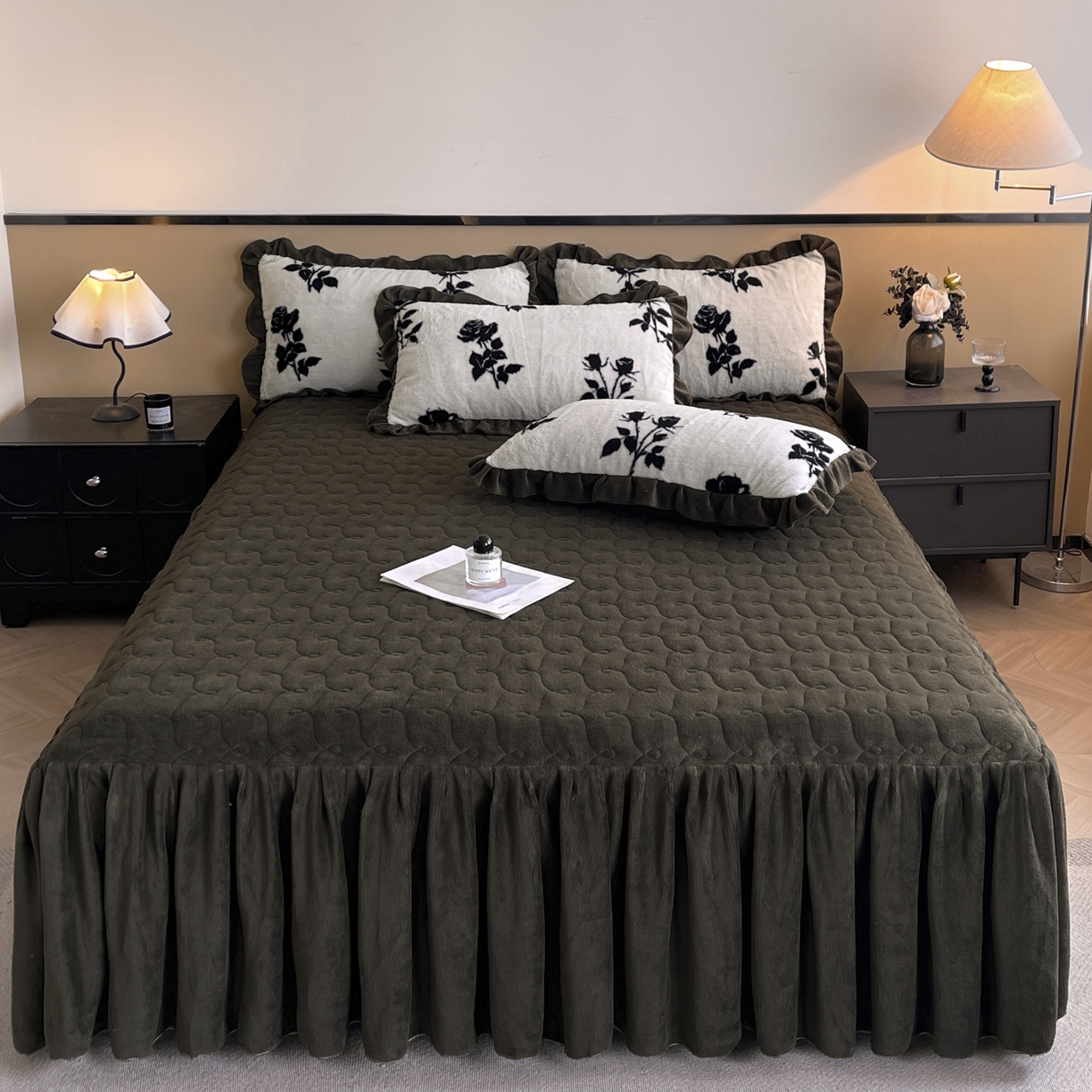 91家纺网 家纺一手货源 找家纺 恋尚 2025新款懒兔毛绒夹棉牛奶绒床笠式床裙四件套（控价238元起） 枝梦