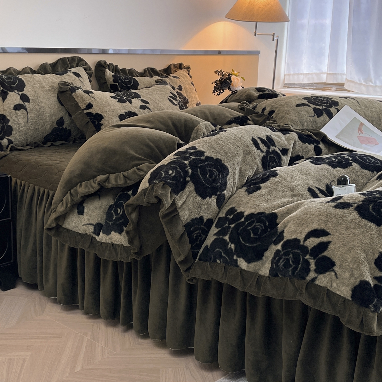 91家纺网 家纺一手货源 找家纺 恋尚 2025新款懒兔毛绒夹棉牛奶绒床笠式床裙四件套（控价238元起） 爱意玫瑰