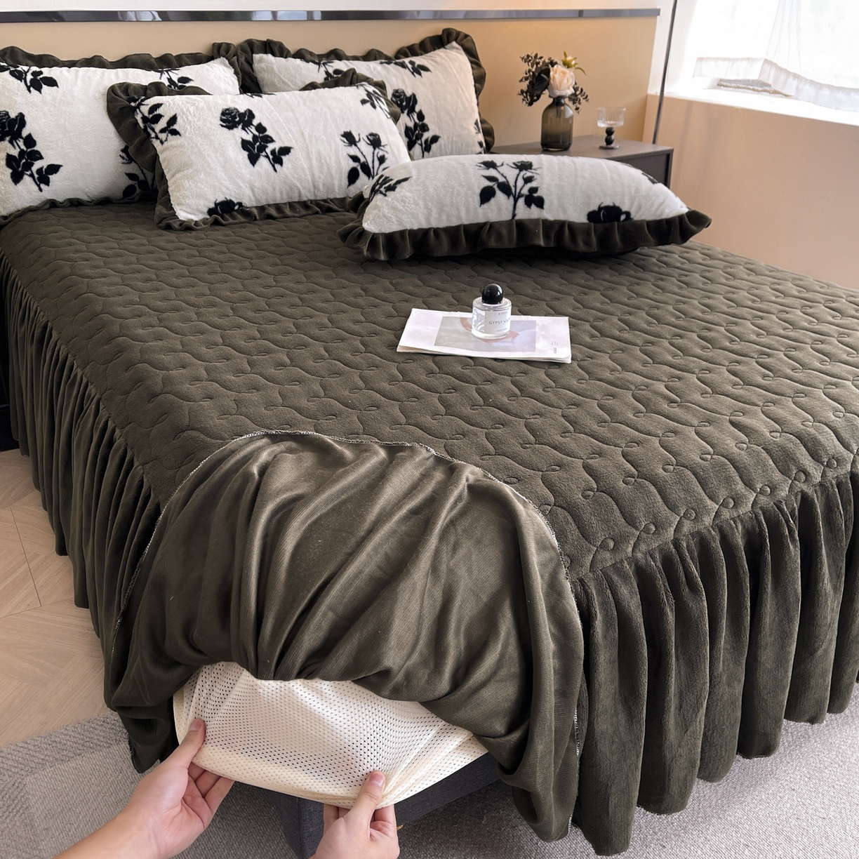 91家纺网 家纺一手货源 找家纺 恋尚 2025新款懒兔毛绒夹棉牛奶绒床笠式床裙四件套（控价238元起） 枝梦