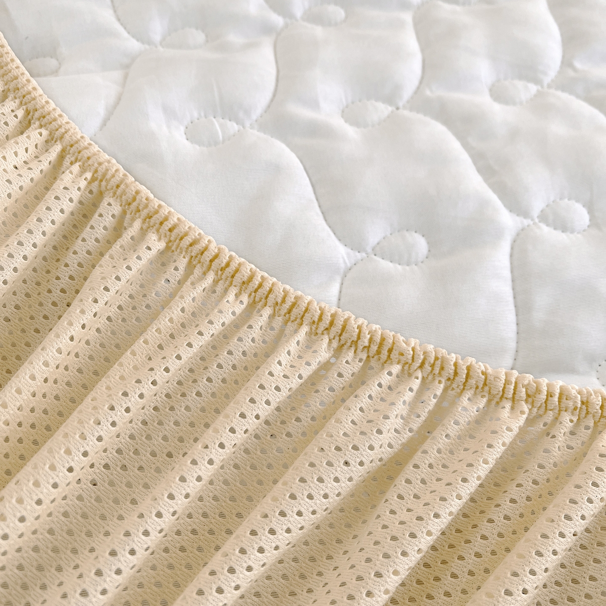 91家纺网 家纺一手货源 找家纺 恋尚 2025新款懒兔毛绒夹棉牛奶绒床笠式床裙四件套（控价238元起） 枝梦