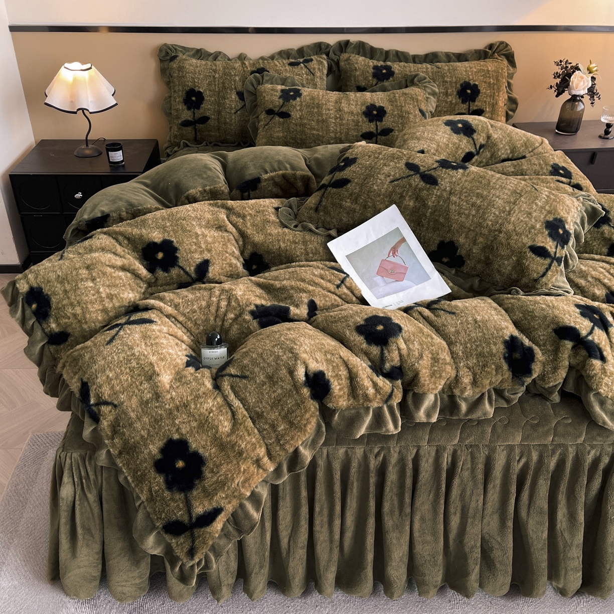 91家纺网 家纺一手货源 找家纺 恋尚 2025新款懒兔毛绒夹棉牛奶绒床笠式床裙四件套（控价238元起） 花慕