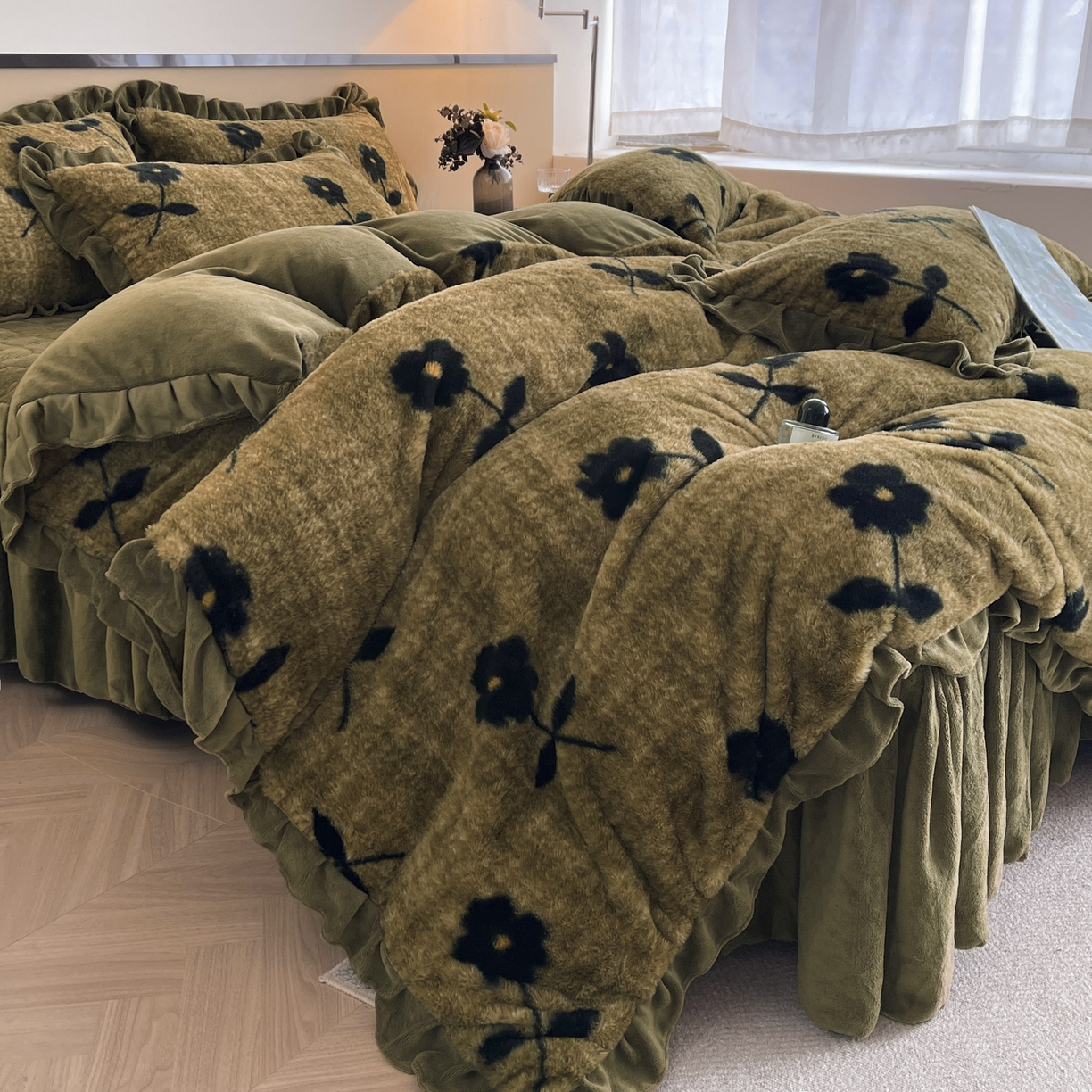 91家纺网 家纺一手货源 找家纺 恋尚 2025新款懒兔毛绒夹棉牛奶绒床笠式床裙四件套（控价238元起） 花慕