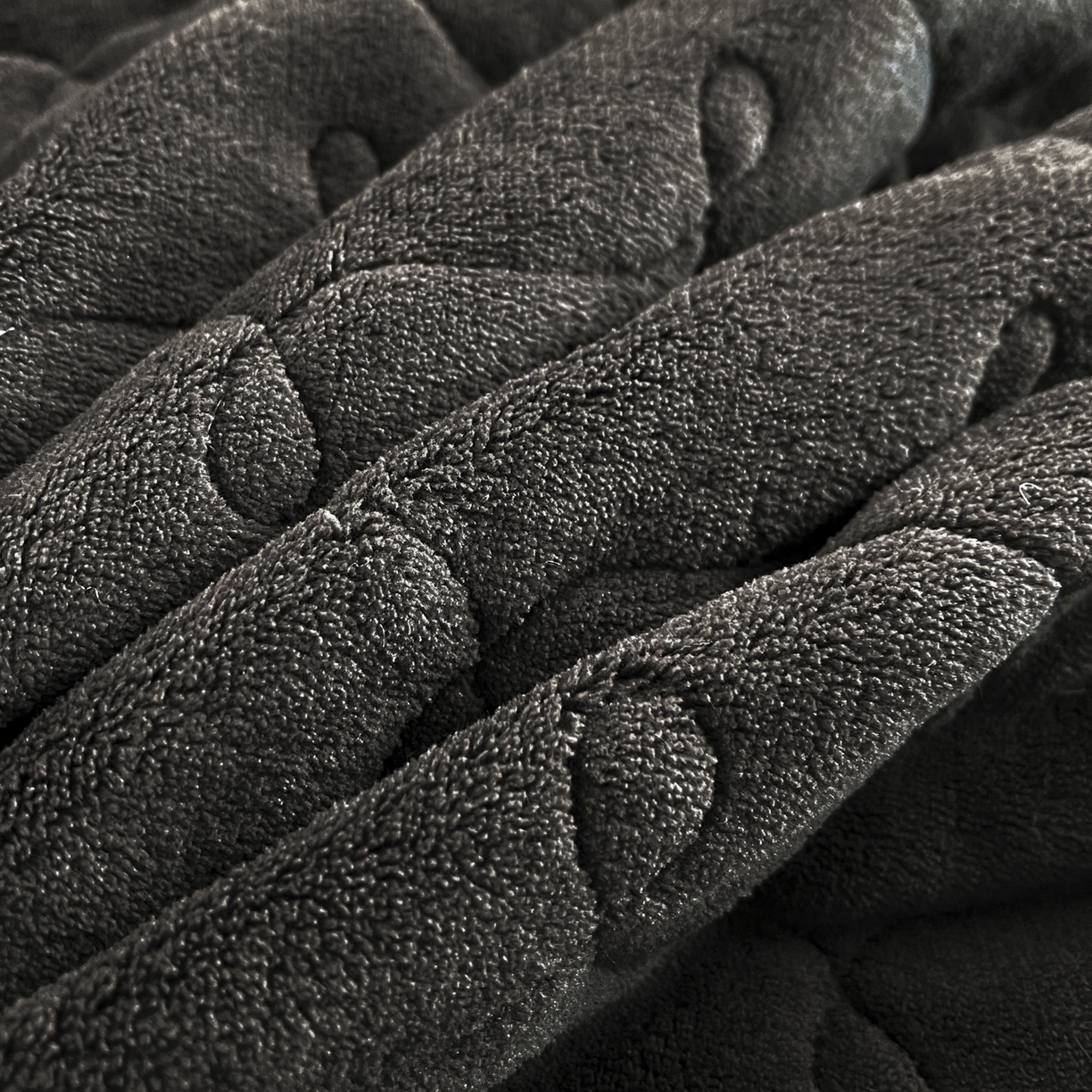 91家纺网 家纺一手货源 找家纺 恋尚 2025新款懒兔毛绒夹棉牛奶绒床笠式床裙四件套（控价238元起） 枝梦