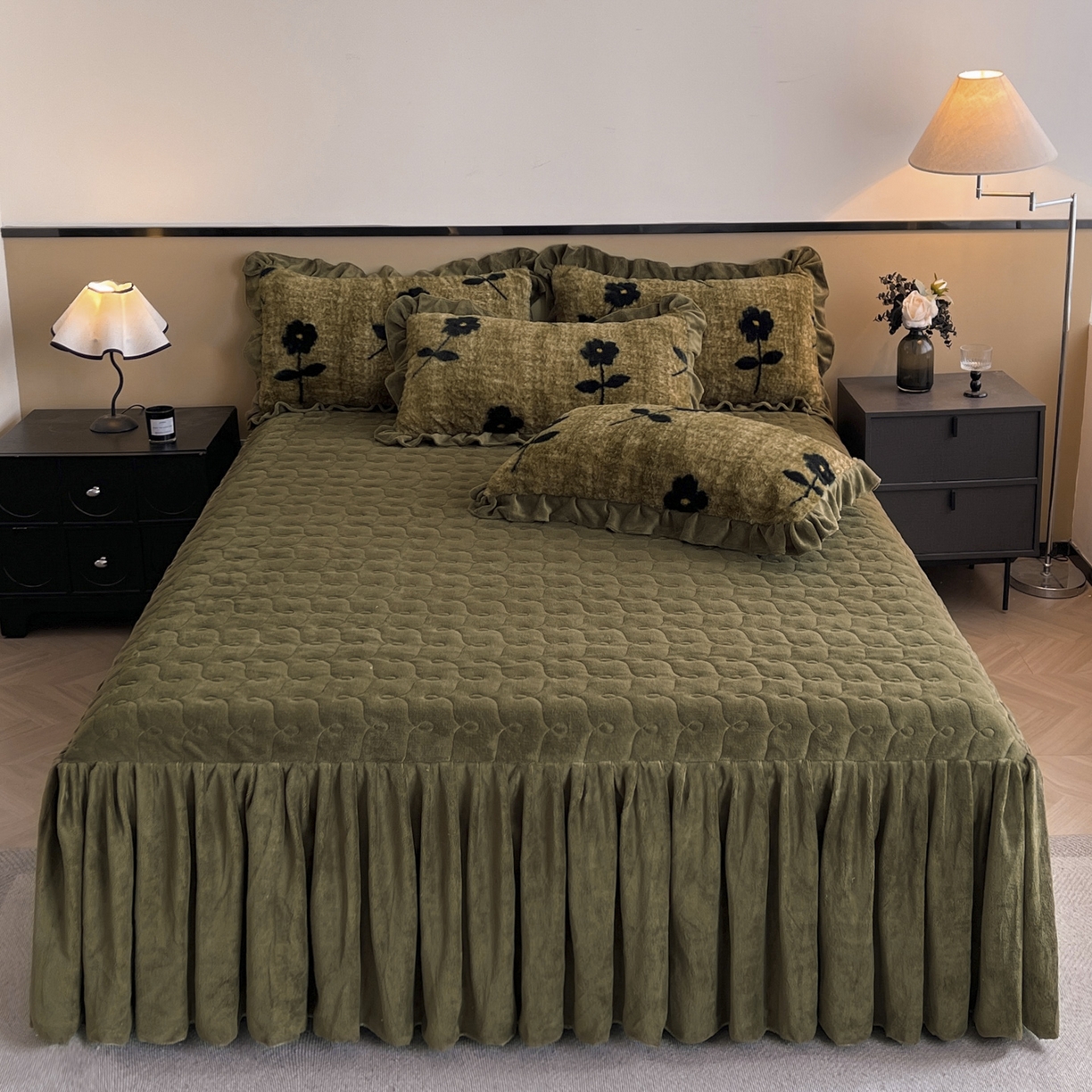 91家纺网 家纺一手货源 找家纺 恋尚 2025新款懒兔毛绒夹棉牛奶绒床笠式床裙四件套（控价238元起） 花慕