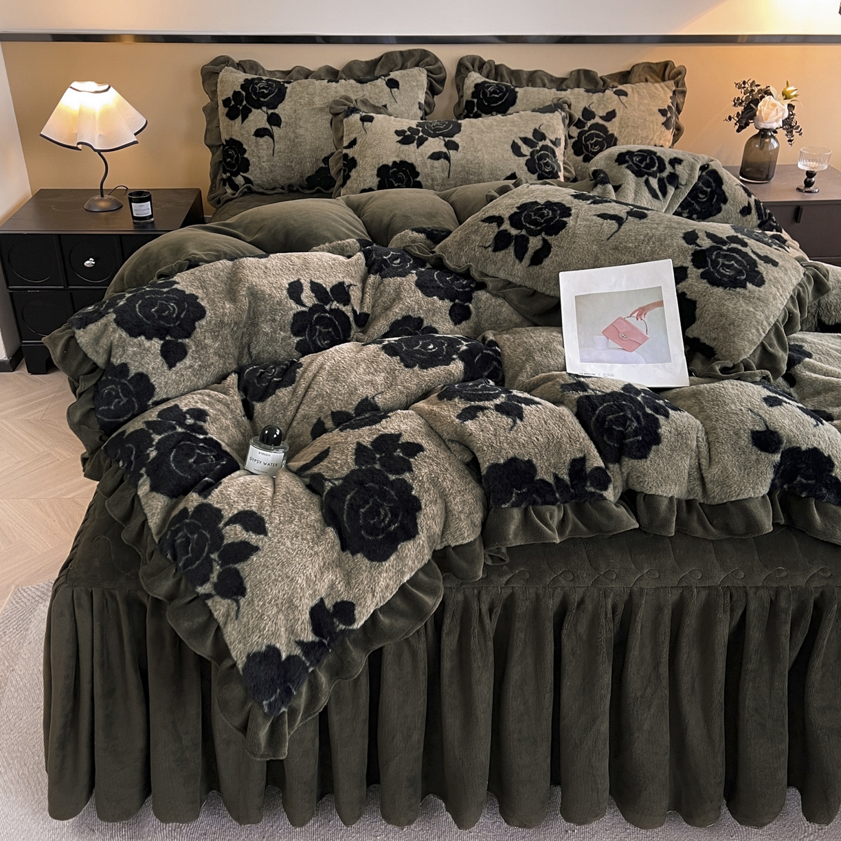 91家纺网 家纺一手货源 找家纺 恋尚 2025新款懒兔毛绒夹棉牛奶绒床笠式床裙四件套（控价238元起） 爱意玫瑰