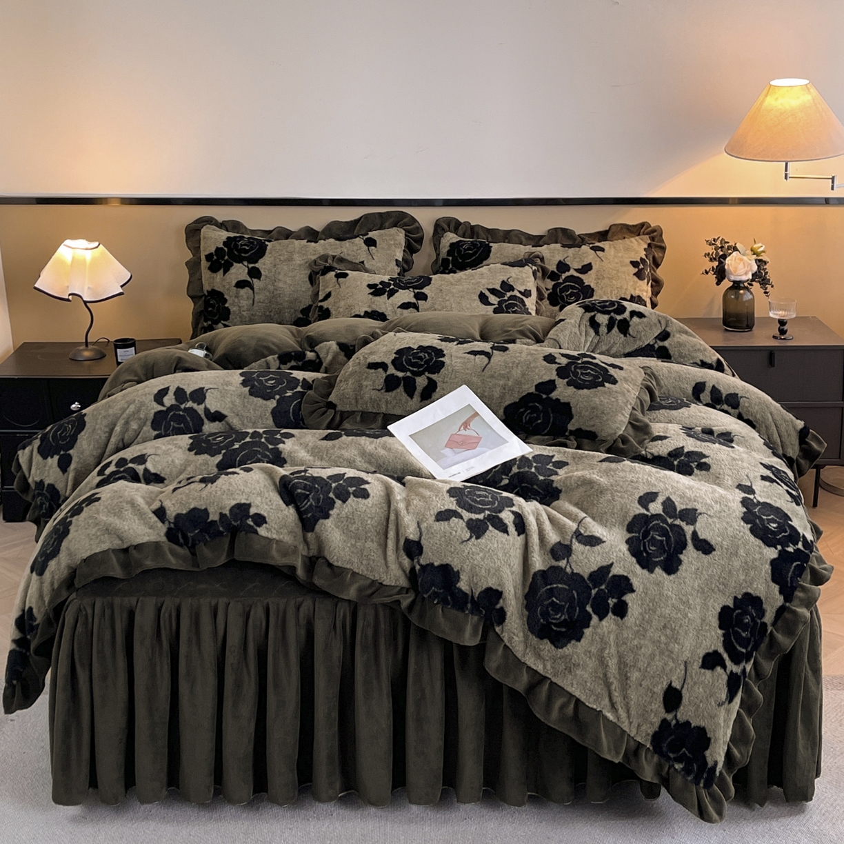 91家纺网 家纺一手货源 找家纺 恋尚 2025新款懒兔毛绒夹棉牛奶绒床笠式床裙四件套（控价238元起） 爱意玫瑰