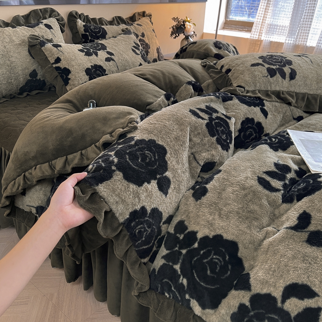 91家纺网 家纺一手货源 找家纺 （总）恋尚 2025新款懒兔毛绒夹棉牛奶绒床笠式床裙四件套（控价238元起）