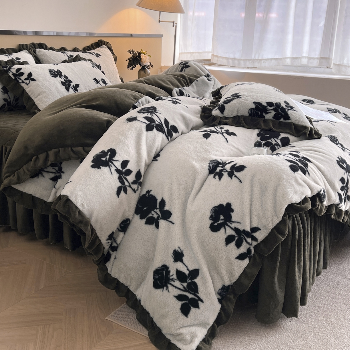 91家纺网 家纺一手货源 找家纺 恋尚 2025新款懒兔毛绒夹棉牛奶绒床笠式床裙四件套（控价238元起） 枝梦