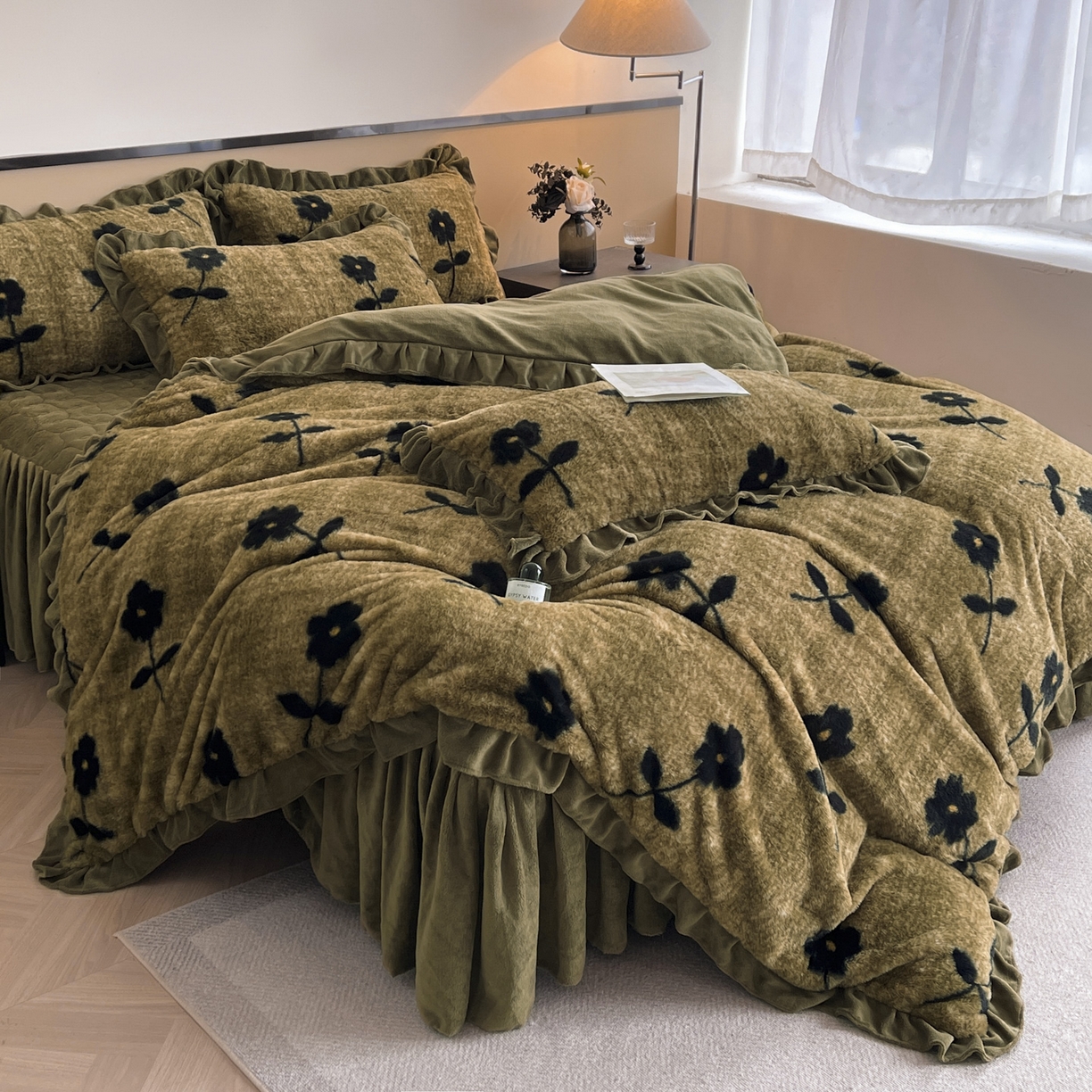 91家纺网 家纺一手货源 找家纺 恋尚 2025新款懒兔毛绒夹棉牛奶绒床笠式床裙四件套（控价238元起） 花慕